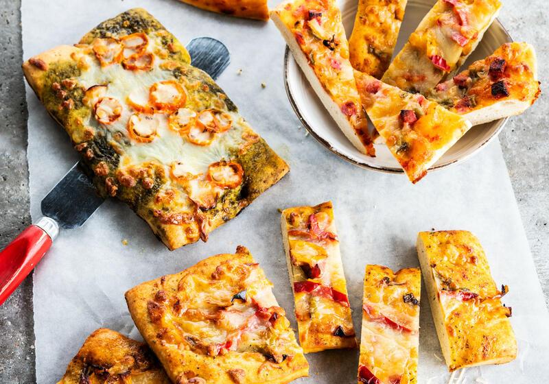 FOCACCIA TOMATES CERISES, PESTO ET MOZZARELLA